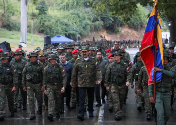 AME3303. CARACAS (VENEZUELA), 22/01/2025.- Fotografía cedida por el Palacio de Miraflores donde se observa al líder chavista Nicolás Maduro (c) durante ejercicios militares este miércoles, en Caracas (Venezuela). EFE/ Palacio de Miraflores /SOLO USO EDITORIAL/ SOLO DISPONIBLE PARA ILUSTRAR LA NOTICIA QUE ACOMPAÑA (CRÉDITO OBLIGATORIO)