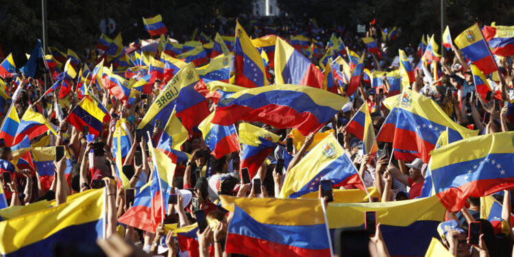 AME9960. SANTIAGO (CHILE), 09/01/2025.- Ciudadanos venezolanos asisten a una manifestación este jueves, en Santiago (Chile). El presidente de Chile, Gabriel Boric, afirmó "desde la izquierda política" que "el Gobierno de Nicolás Maduro es una dictadura", tras ser informado de la detención de la líder de la oposición venezolana María Corina Machado durante una masiva concentración en Caracas, un día antes de la toma de posesión presidencial, que tanto el líder antichavista Edmundo González Urrutia como Maduro prometen asumir. EFE/ Elvis González