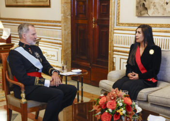 MADRID, 16/05/2024.- El rey Felipe VI mantiene un encuentro con la nueva embajadora de Venezuela, Gladys María Gutiérrez Alvarado (d), durante una ceremonia de entrega de cartas credenciales celebrada este jueves en el Palacio Real en Madrid. EFE/J.J. Guillén