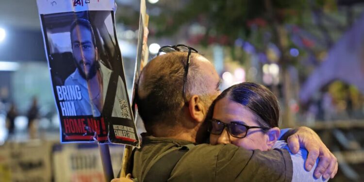 Uno de los puntos del acuerdo para el cese del fuego, es la liberación de una treintena de rehenes a cambio de niños y mujeres palestinos. Foto: AFP