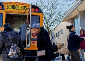 La ciudad de Chicago recibió a más de 50,000 migrantes durante la actual crisis migratoria. Una gran parte fue enviada en autobuses, aviones y trenes desde Texas, estado sureño que hace frontera con México y que es gobernado por los republicanos. (Archivo)