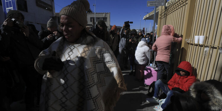 MEX352. CIUDAD JUÁREZ (MÉXICO), 20/01/2025.- Migrantes permanecen varados en el puente Internacional Paso del Norte, este lunes en Ciudad Juárez (México). La cancelación de citas programadas para solicitudes de asilo ha dejado este lunes a cientos de familias en la frontera de México con Estados Unidos en una situación desesperada, ya que enfrentan la posibilidad de regresar a sus países de origen, donde muchos aseguran que su vida corre peligro. EFE/ Luis Torres