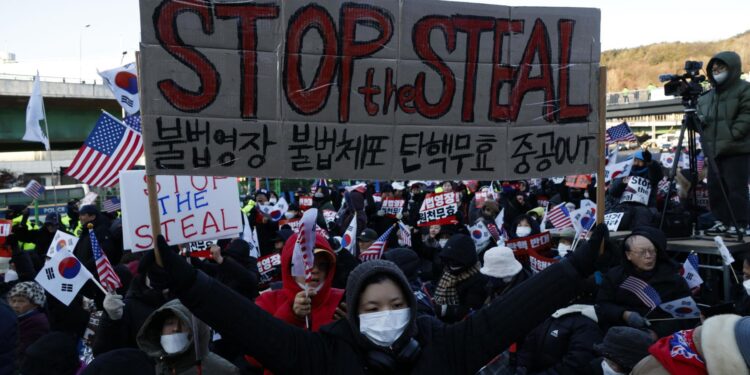 Seoul (Republic Of Korea), 02/01/2025.- Supporters of South Korean President Yoon Suk Yeol gather as members of the Corruption Investigation Office for High-ranking Officials and police officials wait to enter the presidential residence in Seoul, South Korea, 03 January 2025. On 31 December 2024 a Seoul court issued an arrest and search warrant to detain impeached Yoon over his short-lived imposition of martial law. (Corea del Sur, Seúl) EFE/EPA/JEON HEON-KYUN