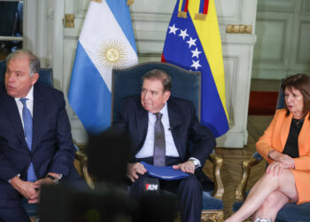 AME8539. BUENOS AIRES (ARGENTINA), 04/01/2025.- El líder opositor venezolano Edmundo González Urrutia (c) participa en una rueda de prensa acompañado por la ministra de seguridad de Argentina, Patricia Bullrich (d), y el ministro de Relaciones Exteriores, Comercio Exterior y Culto de Argentina, Gerardo Werthein, este sábado, en el Palacio de San Martín sede de la cancillería en Buenos Aires (Argentina). EFE/ Juan Ignacio Roncoroni