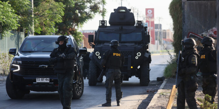 Santiago 22 de enero 2025.
PDI realiza allanamiento en el campamento Vicente reyes de la comuna de maipu por la muerte del ex militar venezolano, Ronald Ojeda  Dragomir Yankovic/Aton Chile