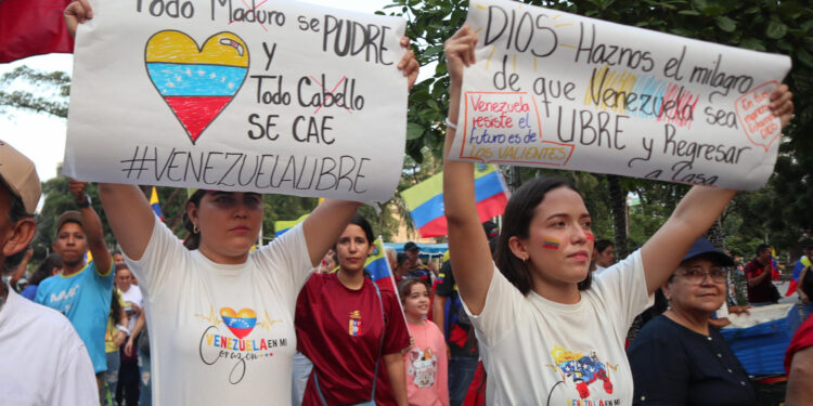 AME001. CÚCUTA (COLOMBIA), 09/01/2025.- Ciudadanos venezolanos sostienen carteles durante una manifestación este jueves, en Cúcuta (Colombia). Centenares de personas se congregaron en varias ciudades de Colombia, el país que más venezolanos acoge, en una protesta en apoyo a los líderes opositores Edmundo González Urrutia y María Corina Machado, prometiendo que irán "hasta el final" con ellos, en la víspera de la toma de posesión presidencial en el país vecino. EFE/ Mario Caicedo