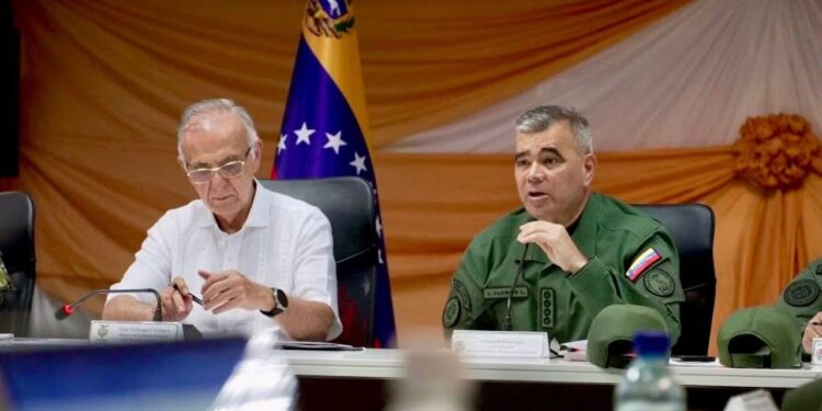 Ministro de Defensa Iván Velásquez, derecha y el ministro de Defensa de Venezuela, Vladimir Padrino. | Foto: Ministerio de Defensa