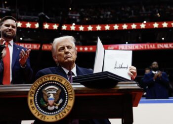 Washington (United States), 20/01/2025.- U.S. President Donald Trump holds up an executive order after signing it during an indoor inauguration event at the Capital One Arena in Washington, DC, USA, 20 January 2025. Trump was sworn in for a second term as president of the United States on 20 January. The presidential inauguration was held indoors due to extreme cold temperatures in DC. (Estados Unidos) EFE/EPA/ANNA MONEYMAKER / POOL