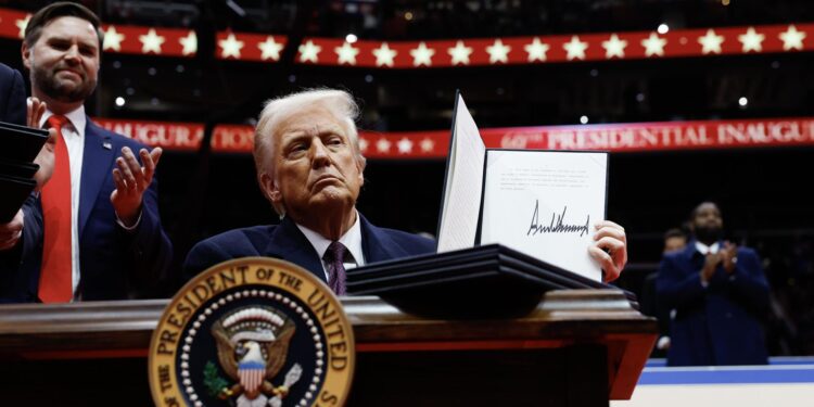 Washington (United States), 20/01/2025.- U.S. President Donald Trump holds up an executive order after signing it during an indoor inauguration event at the Capital One Arena in Washington, DC, USA, 20 January 2025. Trump was sworn in for a second term as president of the United States on 20 January. The presidential inauguration was held indoors due to extreme cold temperatures in DC. (Estados Unidos) EFE/EPA/ANNA MONEYMAKER / POOL