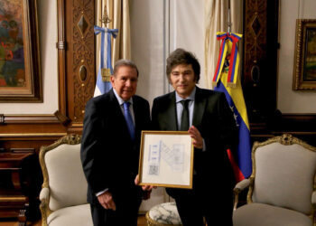 AME8507. BUENOS AIRES (ARGENTINA), 04/01/2025.- Fotografía cedida por la Presidencia de Argentina del presidente de Argentina, Javier Milei (d), junto al líder opositor venezolano Edmundo González Urrutia durante una reunión este sábado, en la Casa Rosada en Buenos Aires (Argentina). Milei y González Urrutia salieron al balcón de la Casa Rosada para saludar a los miles de venezolanos congregados en la Plaza de Mayo de Buenos Aires, que acompañaron al líder opositor venezolano en su primera parada de una gira por varios países latinoamericanos. EFE/ Presidencia de Argentina /SOLO USO EDITORIAL/ SOLO DISPONIBLE PARA ILUSTRAR LA NOTICIA QUE ACOMPAÑA (CRÉDITO OBLIGATORIO)