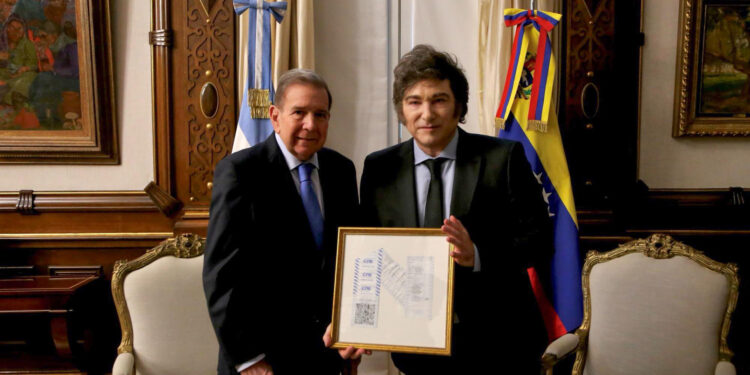 AME8507. BUENOS AIRES (ARGENTINA), 04/01/2025.- Fotografía cedida por la Presidencia de Argentina del presidente de Argentina, Javier Milei (d), junto al líder opositor venezolano Edmundo González Urrutia durante una reunión este sábado, en la Casa Rosada en Buenos Aires (Argentina). Milei y González Urrutia salieron al balcón de la Casa Rosada para saludar a los miles de venezolanos congregados en la Plaza de Mayo de Buenos Aires, que acompañaron al líder opositor venezolano en su primera parada de una gira por varios países latinoamericanos. EFE/ Presidencia de Argentina /SOLO USO EDITORIAL/ SOLO DISPONIBLE PARA ILUSTRAR LA NOTICIA QUE ACOMPAÑA (CRÉDITO OBLIGATORIO)