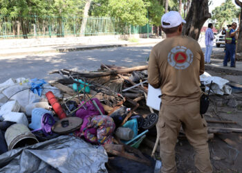 MEX1395. TAPACHULA (MÉXICO), 30/01/2025.- Integrantes de equipos de protección civil, retiran este jueves un campamento de migrantes en la ciudad de Tapachula en Chiapas (México). Autoridades mexicanas desalojaron este jueves un campamento de migrantes en la frontera sur, donde los extranjeros han saturado la oficina de la Comisión Mexicana de Ayuda a Refugiados (Comar) desde el comienzo de la presidencia de Donald Trump en Estados Unidos. EFE/ Juan Manuel Blanco