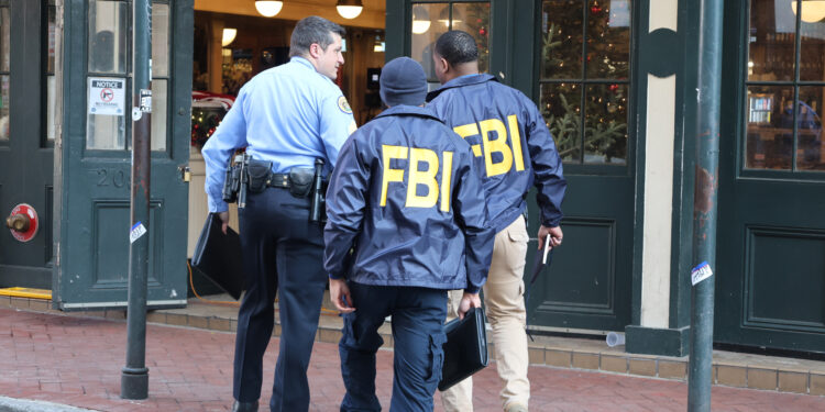 AME8221. NUEVA ORLEANS (ESTADOS UNIDOS), 02/01/2025.- Agentes de FBI investigan la zona donde se llevó a cabo un atentado este jueves, en Nueva Orleans (Estados Unidos). El presidente de Estados Unidos, Joe Biden, pidió a las fuerzas de seguridad del país que "aceleraran las investigaciones" para encontrar respuesta, entre otras cosas, a una posible conexión entre el atentado de Nueva Orleans y la explosión en Las Vegas. EFE/ Octavio Guzmán