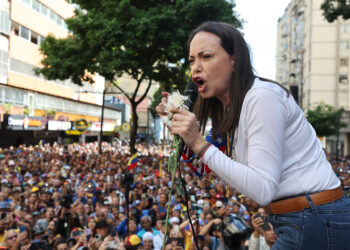 AME9799. CARACAS (VENEZUELA), 09/01/2025.- La líder antichavista María Corina Machado pronuncia un discurso este jueves, en una manifestación en Caracas (Venezuela). Machado anunció, a un día de la toma de posesión presidencial, el comienzo de una "nueva fase" del proceso para "la libertad de Venezuela", y pidió a los ciudadanos estar atentos a las señales sobre los próximos pasos. EFE/ Miguel Gutiérrez