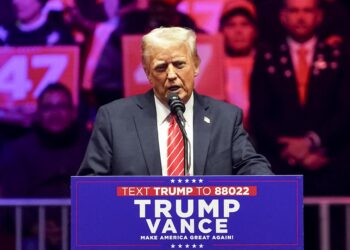 Washington (United States), 19/01/2025.- US President-elect Donald Trump addresses supporters at a rally at Capital One Arena in Washington, DC, USA, 19 January 2025. President-elect Donald Trump, who defeated Joe Biden to become the 47th president of the United States, will be inaugurated on 20 January, though all of the planned outdoor ceremonies and events have been cancelled due to a forecast of extreme cold temperatures. (Estados Unidos) EFE/EPA/WILL OLIVER