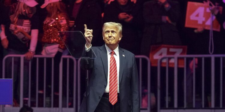 Washington (United States), 19/01/2025.- US President-elect Donald Trump arrives to address supporters at a rally at Capital One Arena in Washington, DC, USA, 19 January 2025.. President-elect Donald Trump, who defeated Joe Biden to become the 47th president of the United States, will be inaugurated on 20 January, though all of the planned outdoor ceremonies and events have been cancelled due to a forecast of extreme cold temperatures. (Estados Unidos) EFE/EPA/WILL OLIVER