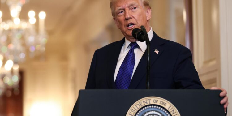 Washington (Usa), 29/01/2025.- President Donald Trump speaks during an event in the East Room of the White House in Washington, DC, USA, 29 January 2025. The Laken Riley Act is the first bill signed by President Trump in his new administration, named after a slain Georgia nursing student and would require the detention of unauthorized immigrants that have been accused of theft and violent crimes. EFE/EPA/SAMUEL CORUM / POOL