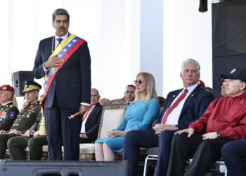 AME303. CARACAS (VENEZUELA), 10/01/2025.- Fotografía cedida por la Presidencia de Cuba del líder chavista Nicolás Maduro (i), su esposa Cilia Flores (c), el presidente de Cuba, Miguel Díaz-Canel (2-d) y su homólogo de Nicaragua, Daniel Ortega, en un acto este viernes, en Caracas (Venezuela). Maduro defendió su investidura presidencial para un tercer sexenio, cuestionada por el antichavismo y gran parte de la comunidad internacional tras las denuncias opositoras de "fraude" en las elecciones de julio pasado, como una "gran victoria venezolanista" y celebró que no la pudieran "impedir". EFE/ Alejandro Azcuy / Presidencia de Cuba/SOLO USO EDITORIAL/SOLO DISPONIBLE PARA ILUSTRAR LA NOTICIA QUE ACOMPAÑA (CRÉDITO OBLIGATORIO)