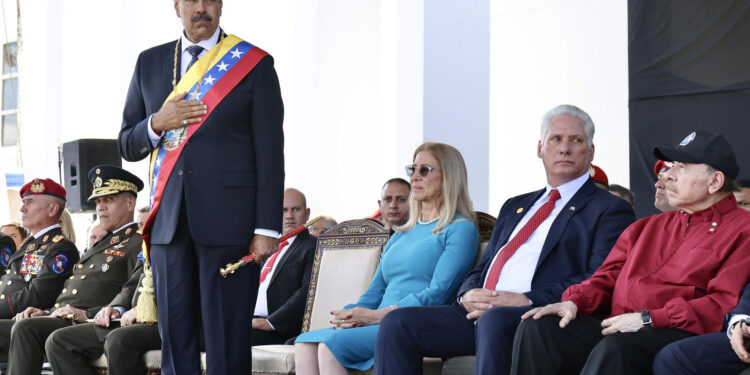 AME303. CARACAS (VENEZUELA), 10/01/2025.- Fotografía cedida por la Presidencia de Cuba del líder chavista Nicolás Maduro (i), su esposa Cilia Flores (c), el presidente de Cuba, Miguel Díaz-Canel (2-d) y su homólogo de Nicaragua, Daniel Ortega, en un acto este viernes, en Caracas (Venezuela). Maduro defendió su investidura presidencial para un tercer sexenio, cuestionada por el antichavismo y gran parte de la comunidad internacional tras las denuncias opositoras de "fraude" en las elecciones de julio pasado, como una "gran victoria venezolanista" y celebró que no la pudieran "impedir". EFE/ Alejandro Azcuy / Presidencia de Cuba/SOLO USO EDITORIAL/SOLO DISPONIBLE PARA ILUSTRAR LA NOTICIA QUE ACOMPAÑA (CRÉDITO OBLIGATORIO)