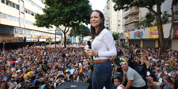 AME9799. CARACAS (VENEZUELA), 09/01/2025.- La líder antichavista María Corina Machado pronuncia un discurso este jueves, en una manifestación en Caracas (Venezuela). Machado expresó, cuando salió de la clandestinidad para participar en una protesta en Caracas, que Venezuela "superó el miedo" al estar en las calles para -aseguró- defender el reclamado triunfo de Edmundo González Urrutia en las elecciones del pasado julio, en las que Nicolás Maduro fue proclamado ganador por el organismo comicial. EFE/ Miguel Gutiérrez