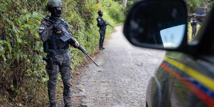 AME3334. FILAS DE MARICHE (VENEZUELA), 22/01/2025.- Integrantes de la Policía Nacional Bolivariana (PNB) participan en un operativo contra el líder de la banda delincuencial de Petare, Wilexis Acevedo Monasterio, este miércoles, en Filas de Mariches, sector La Lagunita estado Miranda (Venezuela). La Policía de Venezuela mató a Wilexis Alexander Acevedo Monasterio, alias 'Wilexis' uno de los delincuentes más buscados que hacía vida en Petare, la favela más grande del país, informó el titular de Interior, Diosdado Cabello. EFE/ Ronald Pena R.