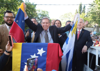 AME8598. MONTEVIDEO (URUGUAY), 04/01/2025.- El líder opositor venezolano Edmundo González Urrutia sostiene una bandera de Venezuela y de Uruguay durante una rueda de prensa este sábado, en Montevideo (Uruguay). González Urrutia agradeció al presidente de Uruguay, Luis Lacalle Pou, "por haber sido solidario" con la causa de su país y aseguró a la gente que lo acompañó en Montevideo que se logrará la recuperación de Venezuela. EFE/ Gastón Britos