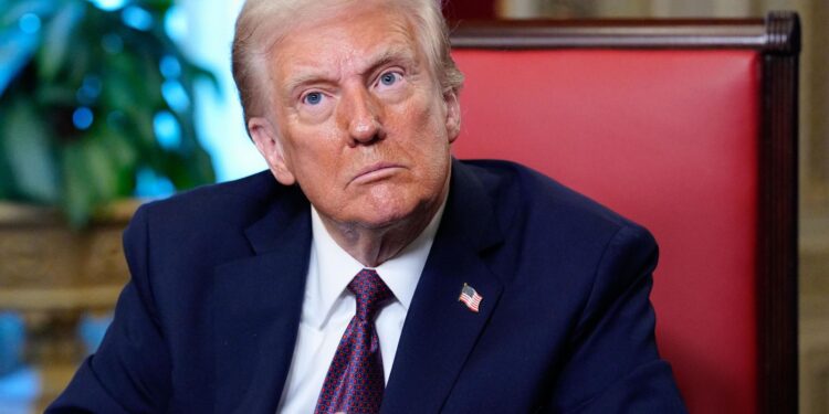 Washington (United States), 20/01/2025.- Newly sworn-in President Donald Trump takes part in a signing ceremony in the President's Room following the 60th inaugural ceremony at the US Capitol in Washington, DC, USA, 20 January 2025. Trump became the 47th president of the United States in a rare indoor inauguration ceremony. The parade was also moved inside Capitol One Arena due to weather. (Estados Unidos) EFE/EPA/Melina Mara / POOL