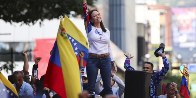 AME9799. CARACAS (VENEZUELA), 09/01/2025.- La líder antichavista María Corina Machado pronuncia un discurso este jueves, en una manifestación en Caracas (Venezuela). Machado expresó, cuando salió de la clandestinidad para participar en una protesta en Caracas, que Venezuela "superó el miedo" al estar en las calles para -aseguró- defender el reclamado triunfo de Edmundo González Urrutia en las elecciones del pasado julio, en las que Nicolás Maduro fue proclamado ganador por el organismo comicial. EFE/ Miguel Gutiérrez