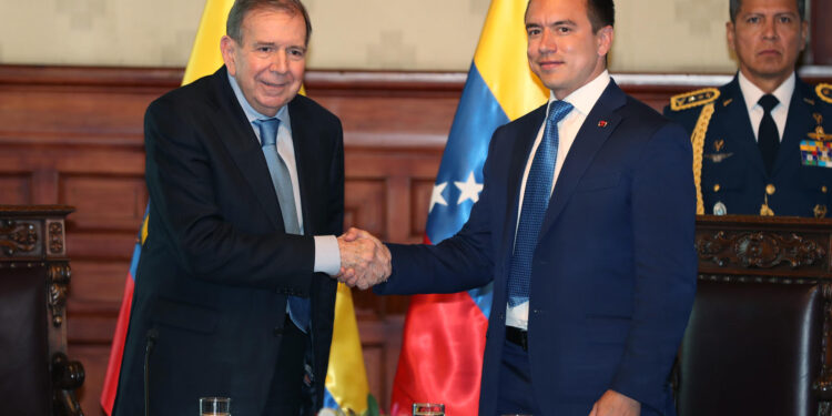 AME4643. QUITO (ECUADOR), 28/01/2025.- El presidente de Ecuador, Daniel Noboa (d), posa con el líder antichavista Edmundo González Urrutia, este martes en el Palacio de Gobierno en Quito (Ecuador). González Urrutia visita Ecuador para reunirse con Noboa -quien lo reconoce como ganador de las presidenciales-, tras visitar, en las últimas semanas, Argentina, Uruguay, Panamá, República Dominicana, Guatemala, Costa Rica y Estados Unidos. EFE/ José Jácome