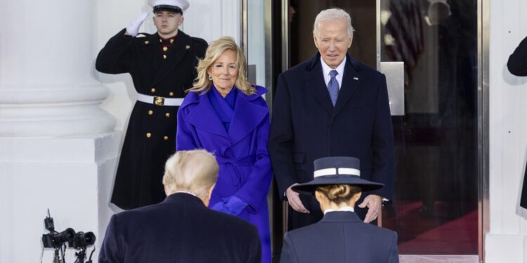 Washington (United States), 20/01/2025.- US President Joe Biden (Back, R) and First Lady Jill Biden (Back, L) welcome President-elect Donald Trump (Front, L) and his wife Melania Trump (Front, R) to the North Portico of the White House on the morning of Trump's inauguration in Washington, DC, USA, 20 January 2025. Trump is being sworn in on 20 January 2025, though the planned outdoor ceremonies and events have been canceled due to extreme cold temperatures. EFE/EPA/JIM LO SCALZO / POOL