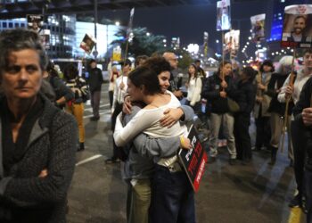 Familiares y amigos de personas asesinadas y secuestradas por Hamás y llevadas a Gaza, participan en una manifestación en Tel Aviv, Israel, el 15 de enero de 2025. (AP Foto/Ohad Zwigenberg)