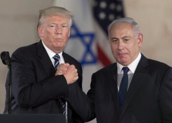 ARCHIVO - El presidente Donald Trump y el primer ministro israelí Benjamin Netanyahu se dan la mano en el Museo de Israel en Jerusalén, 23 de mayo de 2017. (AP foto/Sebastian Scheiner, archivo)