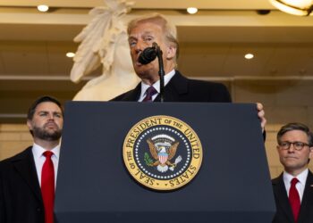 Washington (United States), 20/01/2025.- President Donald Trump addresses guests and supporters in an overflow room in Emancipation Hall of the U.S. Capitol for his Inauguration ceremony in Washington, D.C., on Monday, January 20, 2025. EFE/EPA/Greg Nash / POOL