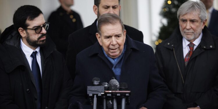 Washington (United States), 06/01/2025.- Venezuelan opposition leader Edmundo Gonzalez Urrutia (C) speaks to members of the media outside the White House in Washington, DC, USA, 06 January 2025. Gonzalez's meeting with US President Biden follows a tour of multiple Latin American countries as he seeks support ahead of the inauguration of Venezuela's incumbent President and president-elect Nicolas Maduro on 10 January. EFE/EPA/TING SHEN / POOL