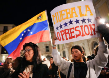 BARCELONA 09/01/2025.- Un momento de la concentración de apoyo al líder opositor venezolano Edmundo González convocada por opositores a Nicolas Maduro en vísperas de su toma de posesión presidencial en Caracas, este jueves en la plaza Sant Jaume de Barcelona . EFE/Enric Fontcuberta