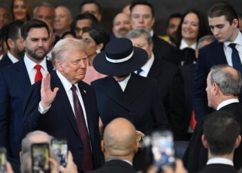 Washington (United States), 20/01/2025.- Donald Trump is sworn in as the 47th US President in the US Capitol Rotunda in Washington, DC, USA, 20 January 2025. EFE/EPA/SAUL LOEB / POOL