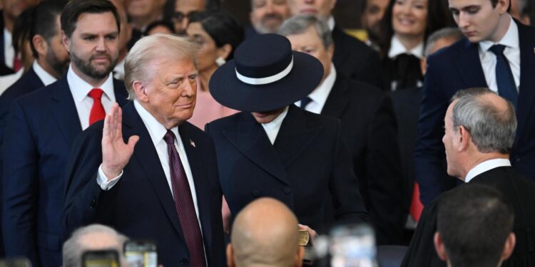 Washington (United States), 20/01/2025.- Donald Trump is sworn in as the 47th US President in the US Capitol Rotunda in Washington, DC, USA, 20 January 2025. EFE/EPA/SAUL LOEB / POOL