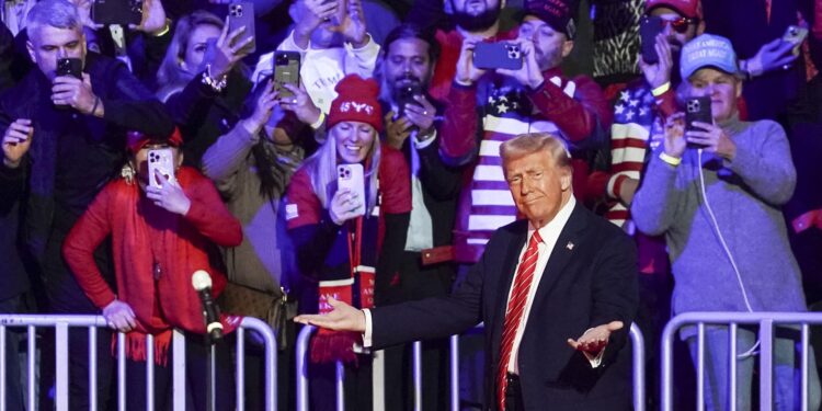 Washington (United States), 19/01/2025.- US President-elect Donald Trump arrives to address supporters at a rally at Capital One Arena in Washington, DC, USA, 19 January 2025. President-elect Donald Trump, who defeated Joe Biden to become the 47th president of the United States, will be inaugurated on 20 January, though all of the planned outdoor ceremonies and events have been cancelled due to a forecast of extreme cold temperatures. (Estados Unidos) EFE/EPA/WILL OLIVER