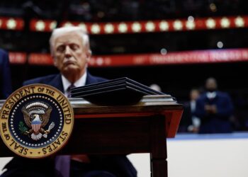 Washington (United States), 20/01/2025.- U.S. President Donald Trump signs executive orders during an indoor inauguration event at the Capital One Arena in Washington, DC, USA, 20 January 2025. Trump was sworn in for a second term as president of the United States on 20 January. The presidential inauguration was held indoors due to extreme cold temperatures in DC. (Estados Unidos) EFE/EPA/ANNA MONEYMAKER / POOL