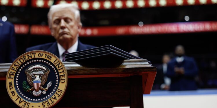 Washington (United States), 20/01/2025.- U.S. President Donald Trump signs executive orders during an indoor inauguration event at the Capital One Arena in Washington, DC, USA, 20 January 2025. Trump was sworn in for a second term as president of the United States on 20 January. The presidential inauguration was held indoors due to extreme cold temperatures in DC. (Estados Unidos) EFE/EPA/ANNA MONEYMAKER / POOL