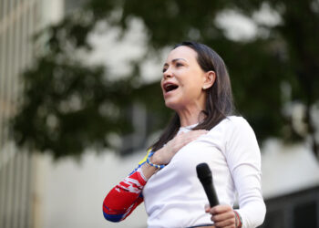 AME9799. CARACAS (VENEZUELA), 09/01/2025.- La líder antichavista María Corina Machado pronuncia un discurso este jueves, en una manifestación en Caracas (Venezuela). Machado expresó, cuando salió de la clandestinidad para participar en una protesta en Caracas, que Venezuela "superó el miedo" al estar en las calles para -aseguró- defender el reclamado triunfo de Edmundo González Urrutia en las elecciones del pasado julio, en las que Nicolás Maduro fue proclamado ganador por el organismo comicial. EFE/ Ronald Pena R.