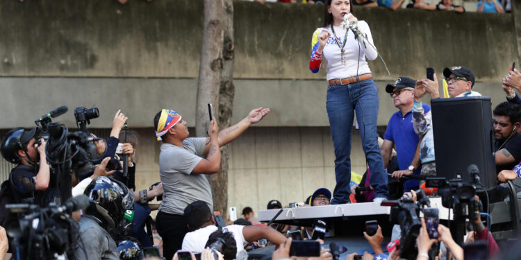 AME9799. CARACAS (VENEZUELA), 09/01/2025.- La líder antichavista María Corina Machado pronuncia un discurso este jueves, en una manifestación en Caracas (Venezuela). Machado expresó, cuando salió de la clandestinidad para participar en una protesta en Caracas, que Venezuela "superó el miedo" al estar en las calles para -aseguró- defender el reclamado triunfo de Edmundo González Urrutia en las elecciones del pasado julio, en las que Nicolás Maduro fue proclamado ganador por el organismo comicial. EFE/ Ronald Pena R.