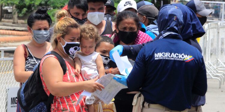 Funcionarios de Migración Colombia realizan controles sobre el puente que une a las poblaciones de Cúcuta (Colombia) y San Antonio del Táchira (Venezuela), en una fotografía de archivo. EFE/Mario Caicedo