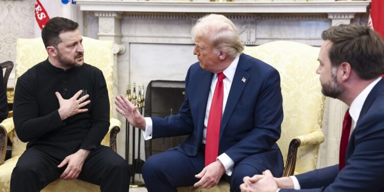 WASHINGTON (United States), 28/02/2025.- Ukrainian President Volodymyr Zelensky (L) talks with US President Donald Trump (C) and US Vice President JD Vance (R) in the Oval Office of the White House in Washington, DC, USA, 28 February 2025. Zelensky is in Washington to sign the framework of a deal, pushed by President Trump, to share Ukrainess mineral wealth with the US.  (Ucrania) EFE/EPA/JIM LO SCALZO / POOL