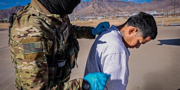 Luis Alberto Castillo fue identificado como uno de los migrantes trasladados a Guantánamo. Su familia afirma que no es miembro del Tren de Aragua.
EFE