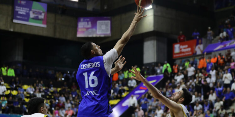 AMDEP2785. CARACAS (VENEZUELA), 20/02/2025.- Anyelo Cisneros de Venezuela lanza a canasta este jueves, en un partido de fase de grupos para la clasificación a Americup FIBA 2025 entre las selecciones de Venezuela y Argentina en el estadio Parque Miranda en Caracas (Venezuela). EFE/ Ronald Peña