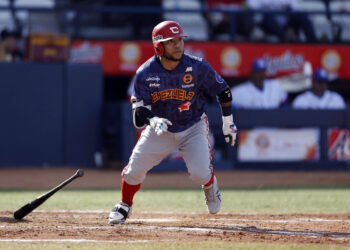 Alexi Amarista de Venezuela batea ante Puerto Rico este lunes, durante un juego de la fase de grupos de la Serie del Caribe de Béisbol 2025, en el estadio Nido de los Águilas en Mexicali (México). EFE/ Sáshenka Gutiérrez