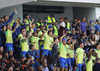 AME906. PUERTO LA CRUZ (VENEZUELA), 16/02/2025.- Jugadores de Brasil celebran el triunfo del Campeonato Sudamericano sub-20 este domingo, en el estadio José Antonio Anzoátegui en Puerto La Cruz (Venezuela). EFE/ Ronald Peña R