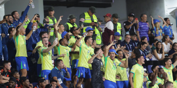 AME906. PUERTO LA CRUZ (VENEZUELA), 16/02/2025.- Jugadores de Brasil celebran el triunfo del Campeonato Sudamericano sub-20 este domingo, en el estadio José Antonio Anzoátegui en Puerto La Cruz (Venezuela). EFE/ Ronald Peña R