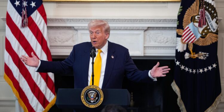 -FOTODELDIA- Washington (Estados Unidos), 21/02/2025.- El presidente de Estados Unidos, Donald Trump, pronuncia un discurso durante una sesión de trabajo con gobernadores en el Comedor de Estado de la Casa Blanca, en Washington, DC, EE.UU., hoy 21 de febrero de 2025. EFE/FRANCIS CHUNG / POOL: